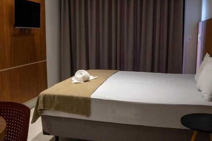 Room 8 of 115