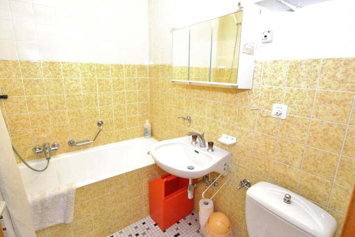 Room 6 of 38
