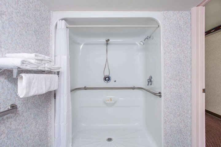 1 King Bed (2 of 14)