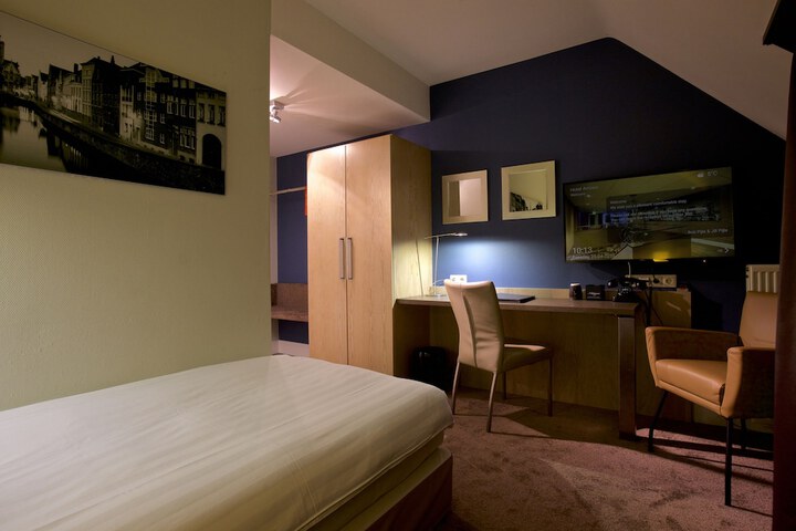 Room 10 of 42