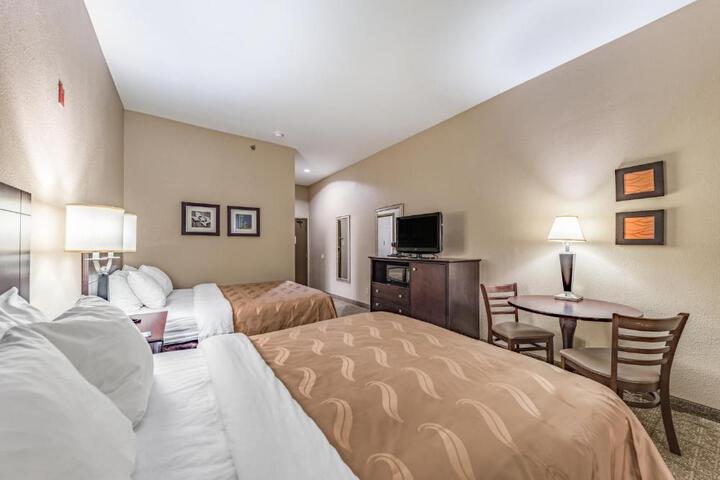 2 Queen Beds (9 of 11)