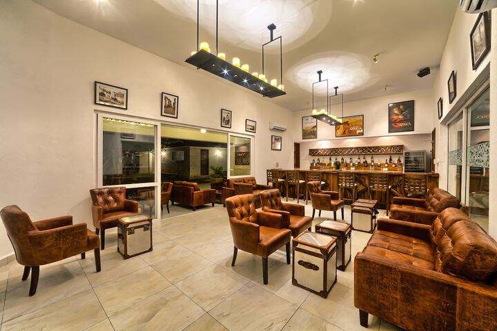 Lounge 58 of 63