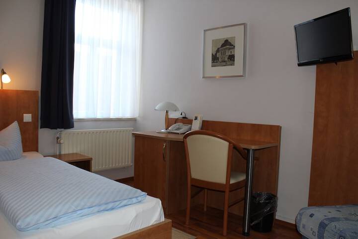 Room 4 of 33