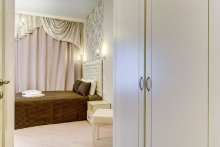 Room 3 of 74