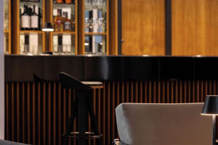 Lounge 52 of 62