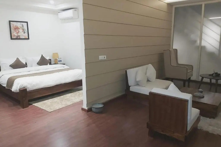 Room 3 of 16