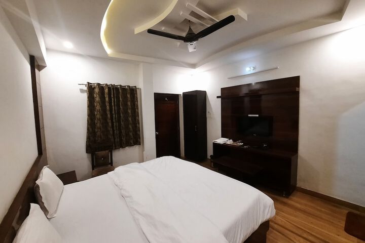 Room 2 of 6
