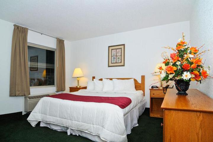 1 King Bed Mobility Accessible Communication Assistance Roll in Shower Full Breakfast (15 of 18)