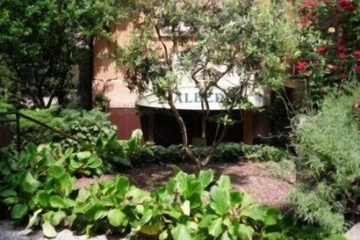 Hotel Exterior 42 of 47