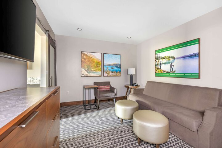 1 Bedroom 2 King Beds Sofa (1 of 16)