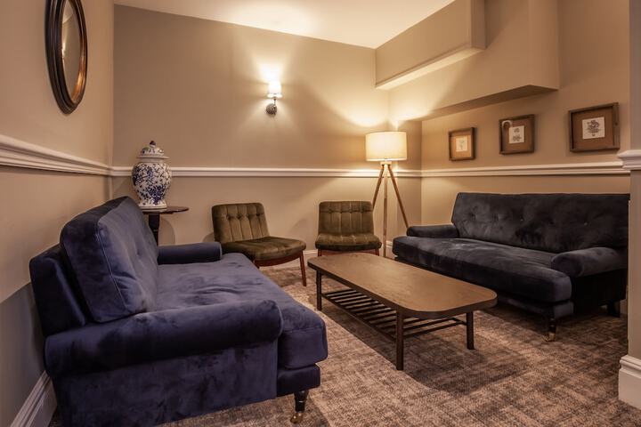 Lounge 41 of 64