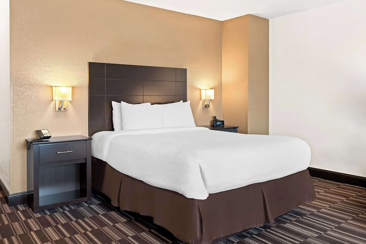 1 Queen Bed Recliner High Speed Internet Accessible Microwave and Refrigerator, Coffee Maker, Hairdryer Continental Breakfast (2 of 13)