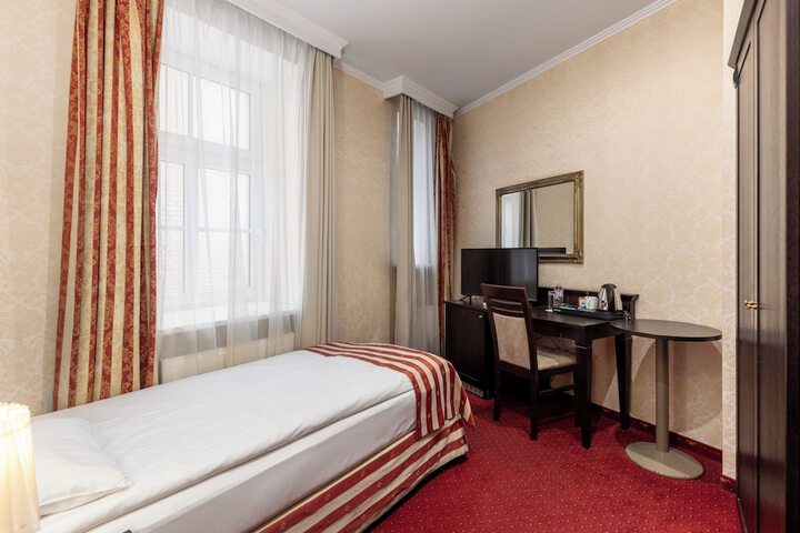 Room 8 of 48