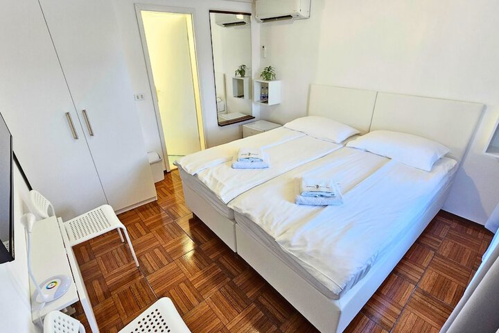 Room 2 of 68