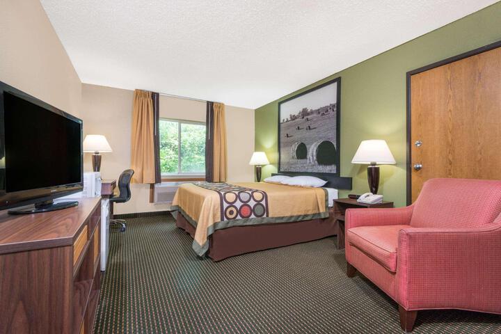 1 Queen Bed (9 of 17)