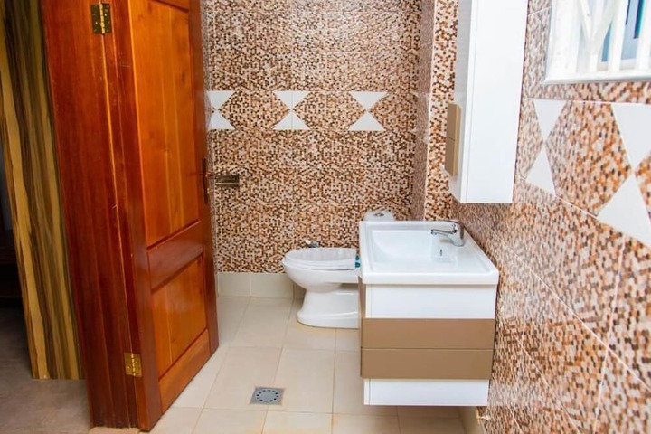 Room 4 of 9
