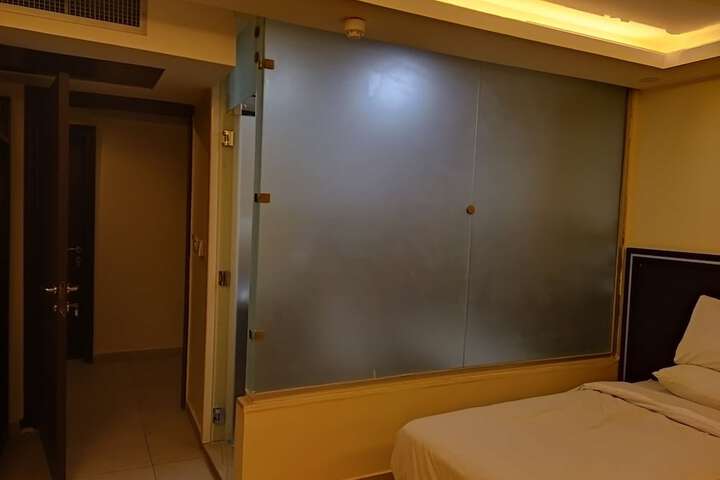 Room 10 of 19