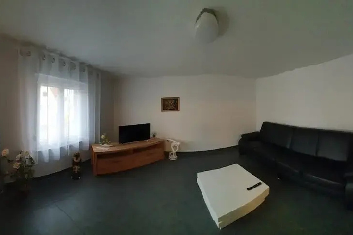Room 4 of 8