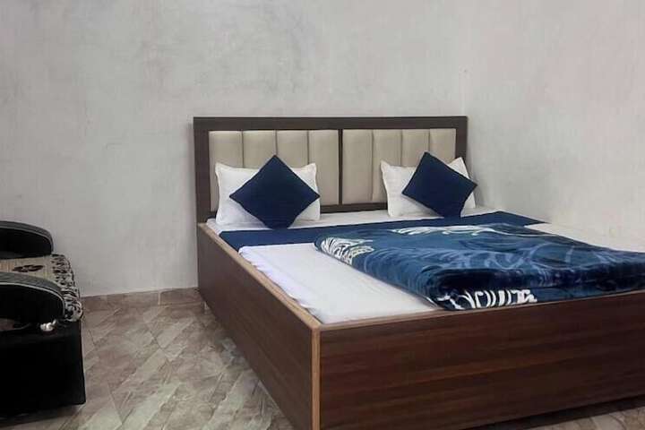 Room 10 of 32