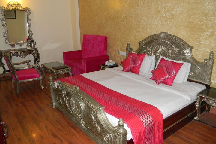 Room 8 of 32