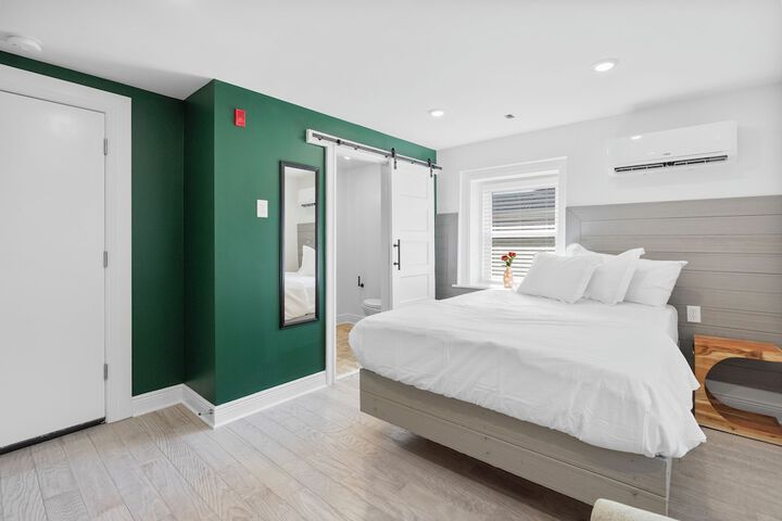 Room 17 of 33