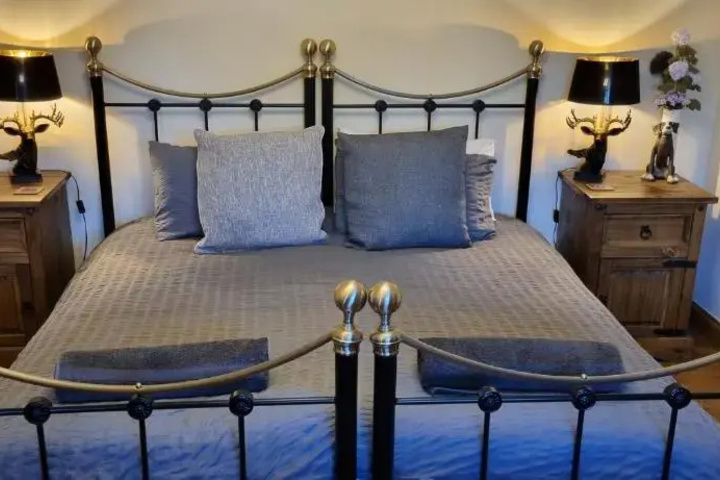 Room 4 of 8
