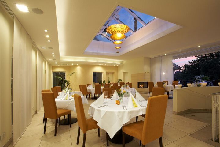 Dining 58 of 65