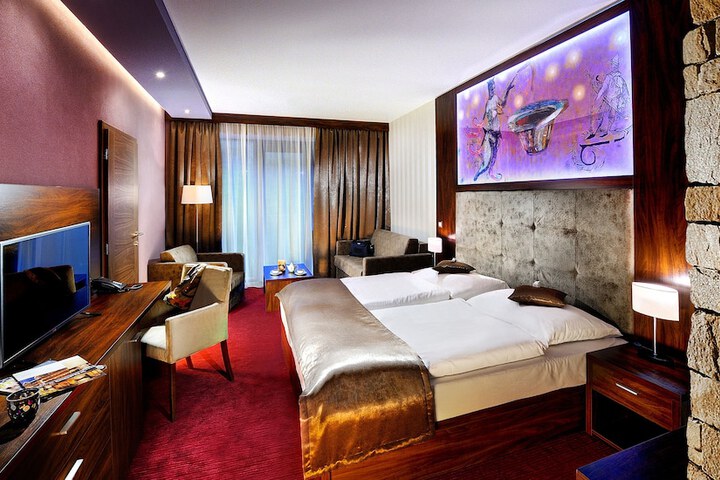 Room 4 of 83