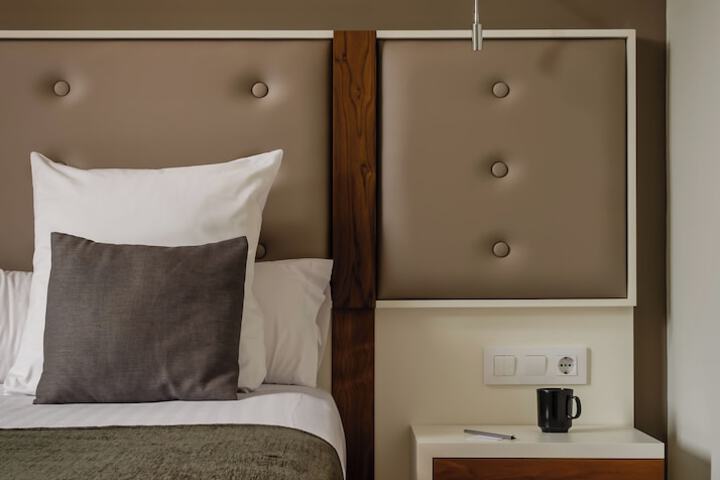 Room 10 of 34