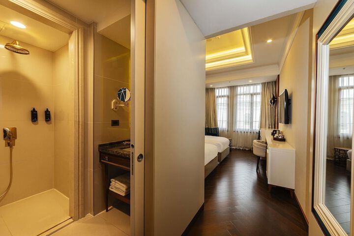 Room 27 of 105