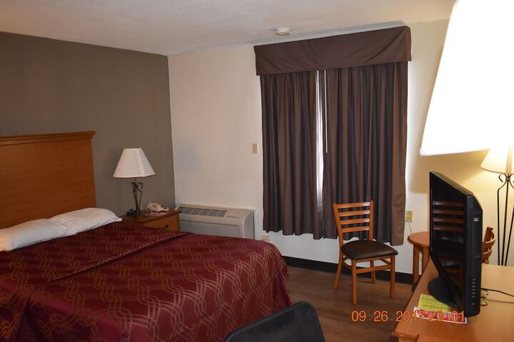 Economy Single Queen Bed (5 of 6)