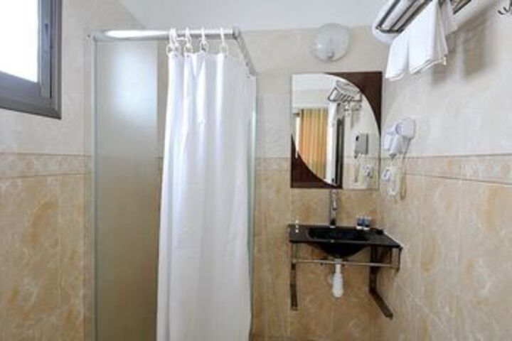 Room 3 of 32