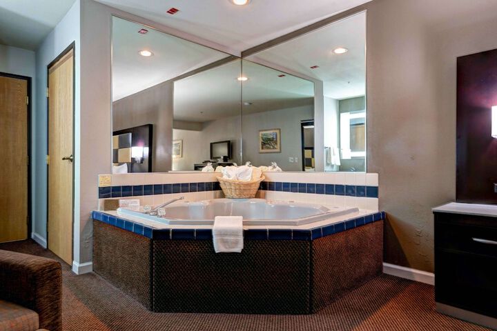 1 King Bed Desk Microwave and Refrigerator High Speed Internet Accessible Coffee Maker, Hairdryer Full Breakfast (14 of 18)