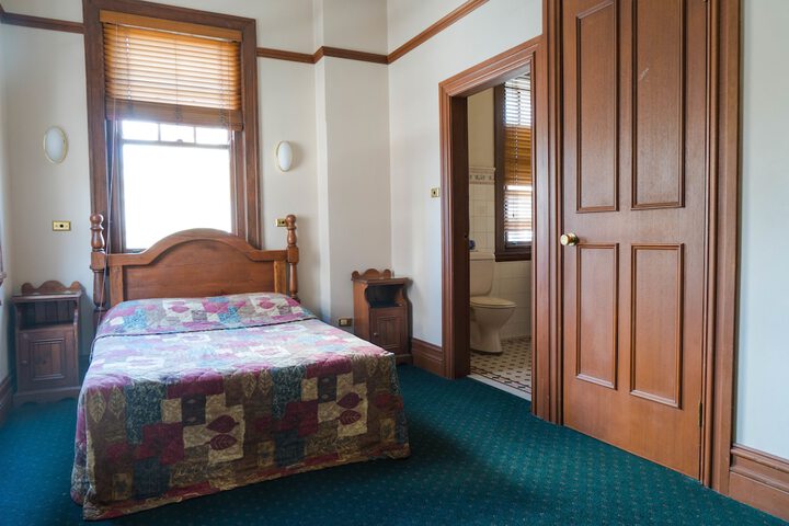 Room 4 of 28