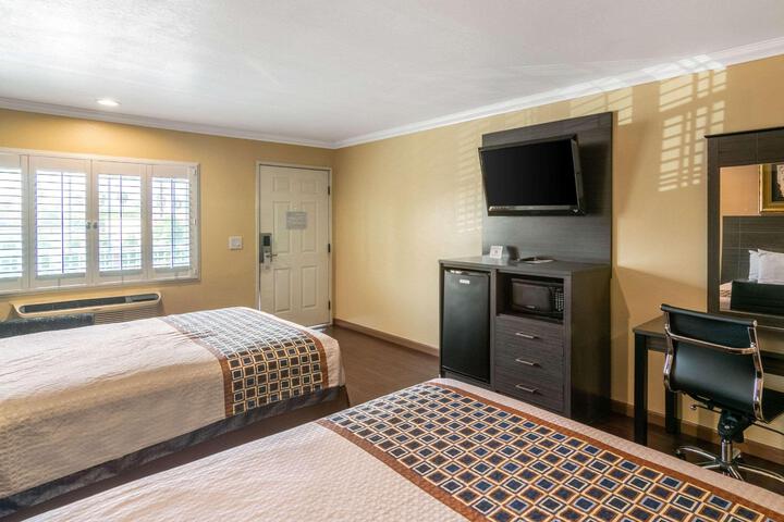 1 King Bed (3 of 15)
