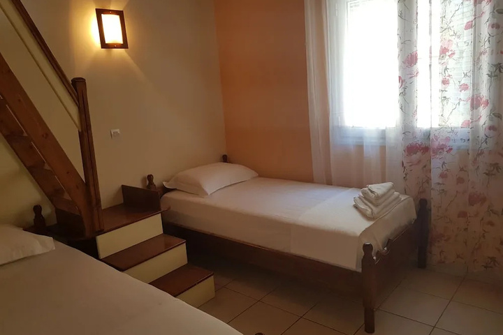 Room 4 of 12