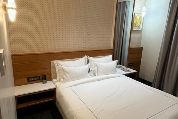 Room 6 of 25