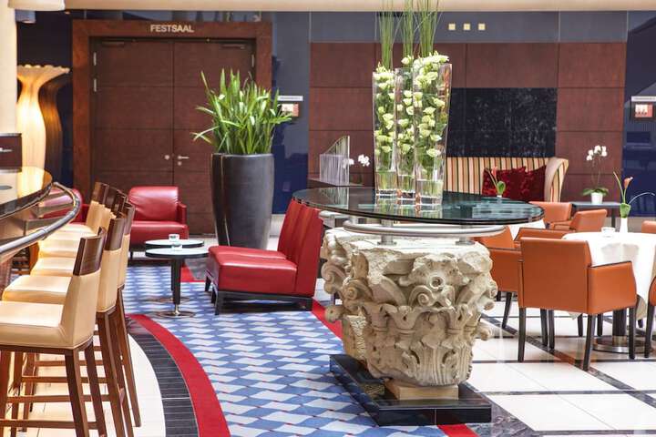 Lounge 63 of 121