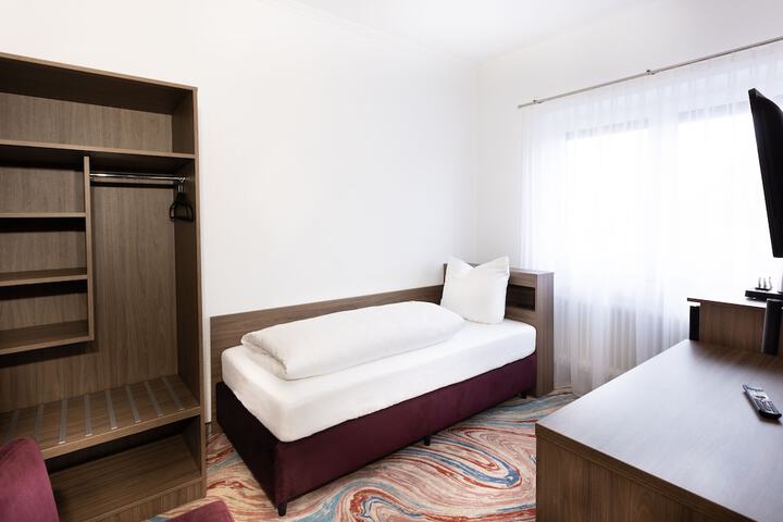 Room 10 of 84