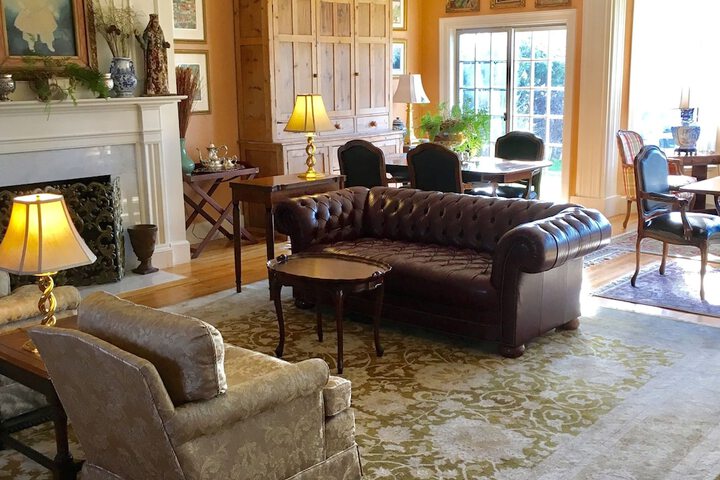 Lounge 37 of 59