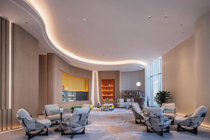 Lounge 48 of 82