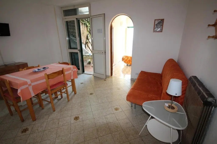 HOLIDAY HOUSE GILDA