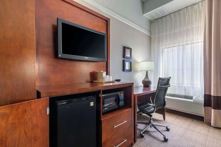 1 Queen Bed Accessible (3 of 24)