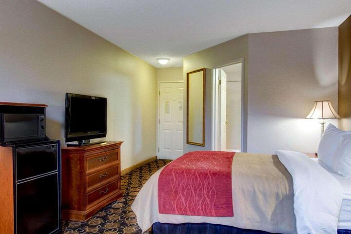 1 Queen Bed (3 of 11)