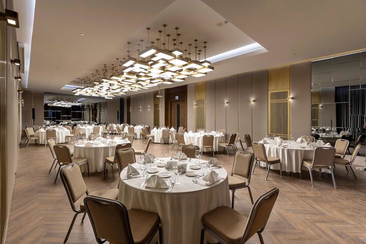 Ballroom/Hall 112 of 126