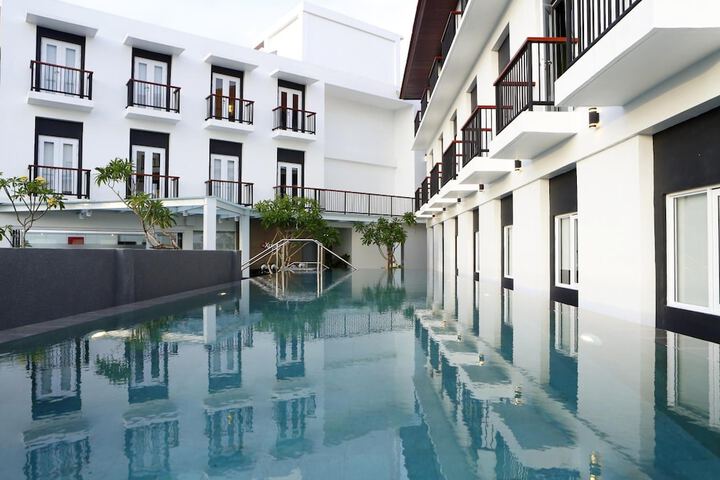 Pools & Facilities