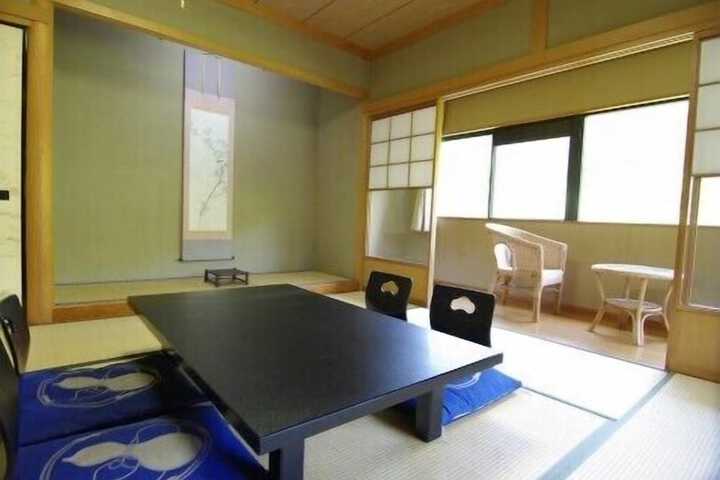 Room 7 of 38