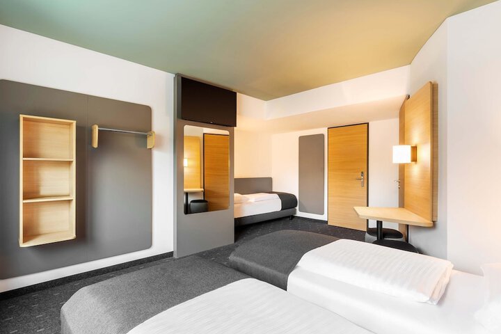 Room 8 of 33