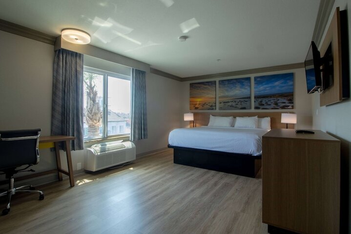 1 King Bed (2 of 22)