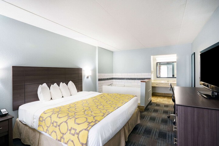 1 King Bed (4 of 13)
